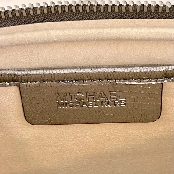 MICHAEL KORS Metallic Embossed-Leather Tablet Color Nickel - Picture 8 of 10